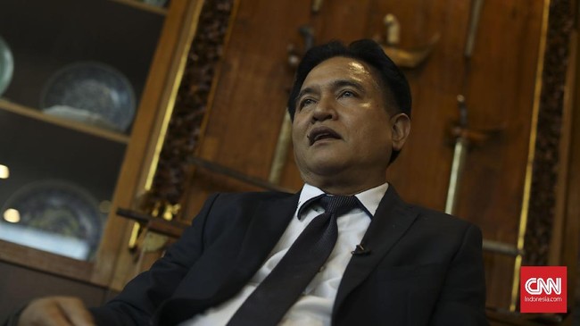Yusril menduga pemerintah memilih pembatasan sosial ketimbang Karantina Wilayah karena terkendala kemampuan ekonomi memasok biaya hidup.