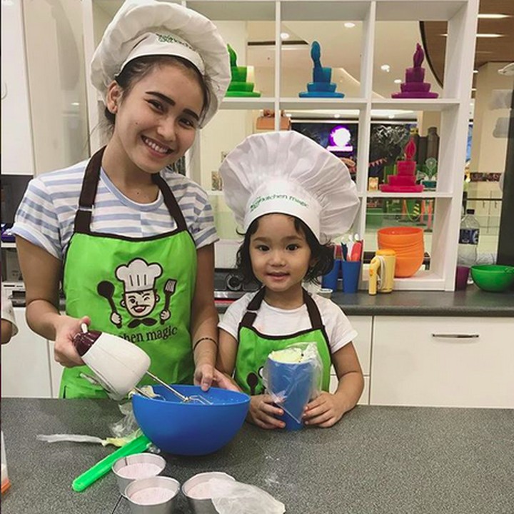 <p>Siapa yang mau dibuatkan makanan sama dua chef cantik ini? Hi-hi-hi. (Foto: Instagram/ @ayutingting92)</p>