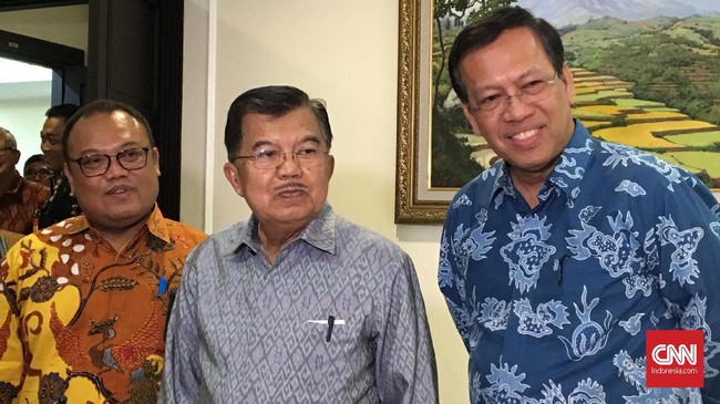 Wakil Presiden Jusuf Kalla melaporkan Surat Pemberitahuan (SPT) Tahunan Pajak Penghasilan (PPh) orang pribadi dan perusahaan di kantor wakil presiden.