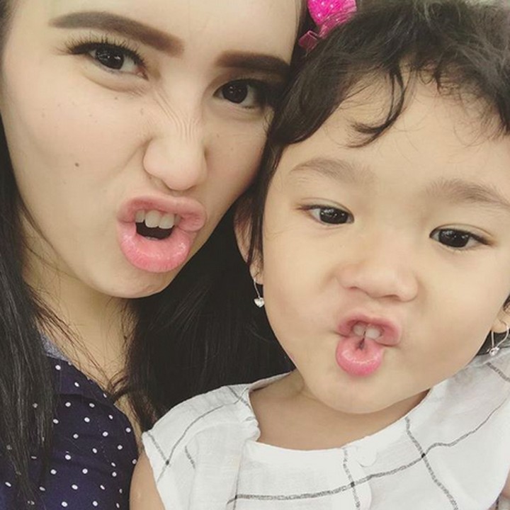 <p>Pasang pose muka konyol pun tetap kompak. He-he-he. (Foto: Instagram/ @ayutingting92)</p>