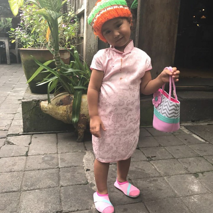 <p>Hayo tebak, kira-kira Kina mau pergi ke mana ya? (Foto: Instagram/happysalma)  </p>