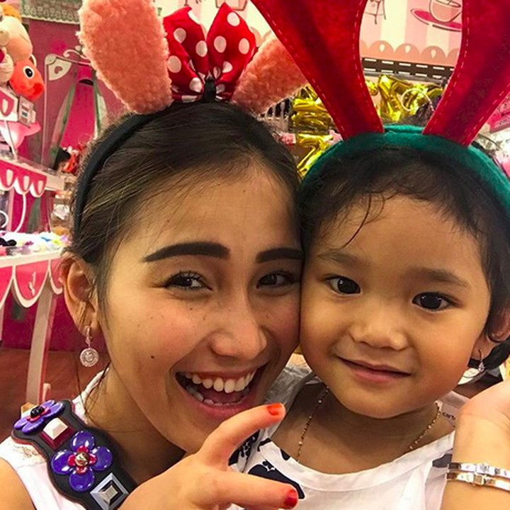 <p>Sama-sama pakai bando kayak gini, Ayu dan Bilqis kayak kakak adik nggak sih, Bun? (Foto: Instagram/ @ayutingting92)</p>