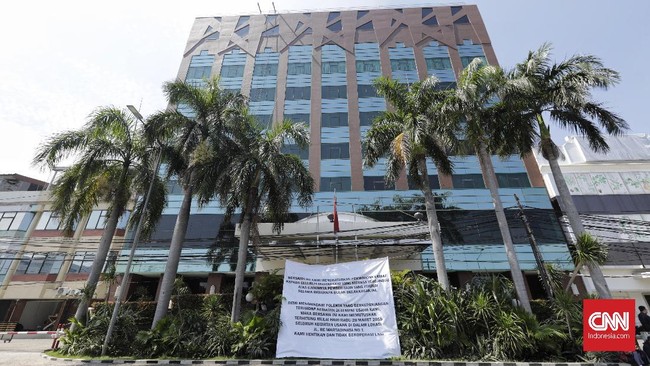 Kepala Satpol PP Yani Wahyu mengatakan pihaknya telah mengecek satu per satu delapan lantai di Hotel Alexis. Menurutnya sudah tidak ada aktivitas di sana.