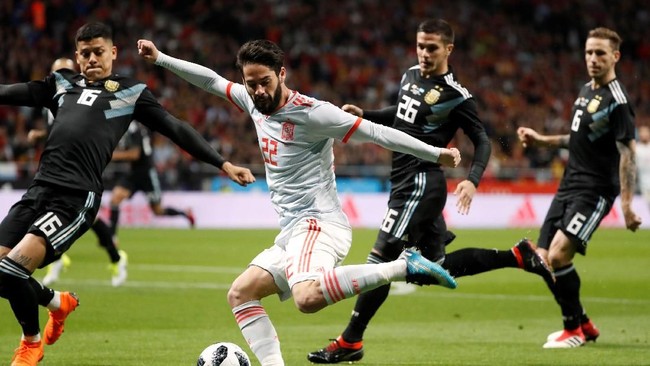 Timnas Spanyol memimpin atas Argentina berkat gol Diego Costa dan Isco Alarcon. Sedangkan Tim Tango hanya mampu mencetak satu gol lewat Nicolas Otamendi.