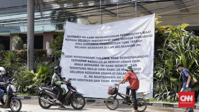 Pengelola hotel Alexis memasang spanduk menyampaikan kepatuhan mereka atas keputusan Pemprov DKI Jakarta untuk menghentikan kegiatan usahanya hari ini.