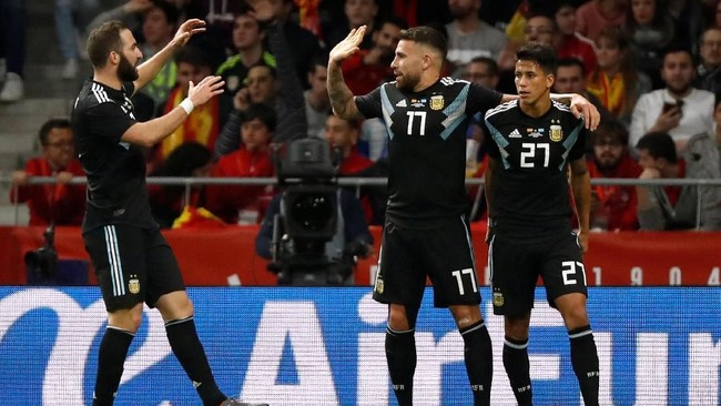 Kekalahan Argentina dengan skor 1-6 di tangan Spanyol membuat Gonzalo Higuain jadi bahan ledekan dan kemarahan netizen seusai pertandingan.