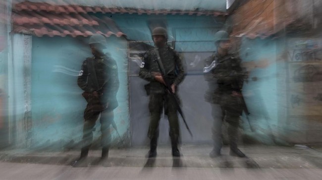 FOTO:  Kala Militer Brasil Kuasai Keamanan Rio de Janeiro