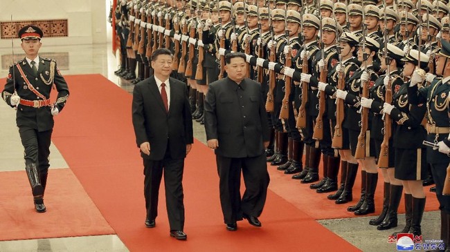 Dijuluki 'Rocket Man' karena ambisi rudalnya, kini Kim Jong-un disebut juru damai dengan langkah terbaru melakukan lawatan pertamanya untuk menemui Xi Jinping.