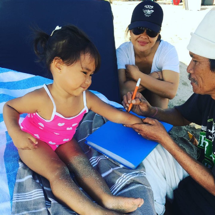 <p>Kina juga pengen tangannya 'ditato' nih. Tapi pakai spidol ya. Hi-hi-hi. (Foto: Instagram/happysalma)  </p>