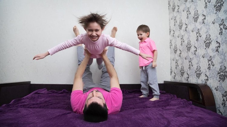 Kamu kan anak laki-laki, kok suka warna pink?