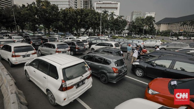Kemenhub meminta operator taksi online, Gojek dan Grab, menyetop sementara pendaftaran sopir baru. Apalagi, sopir online saat ini dinilai sudah cukup banyak.