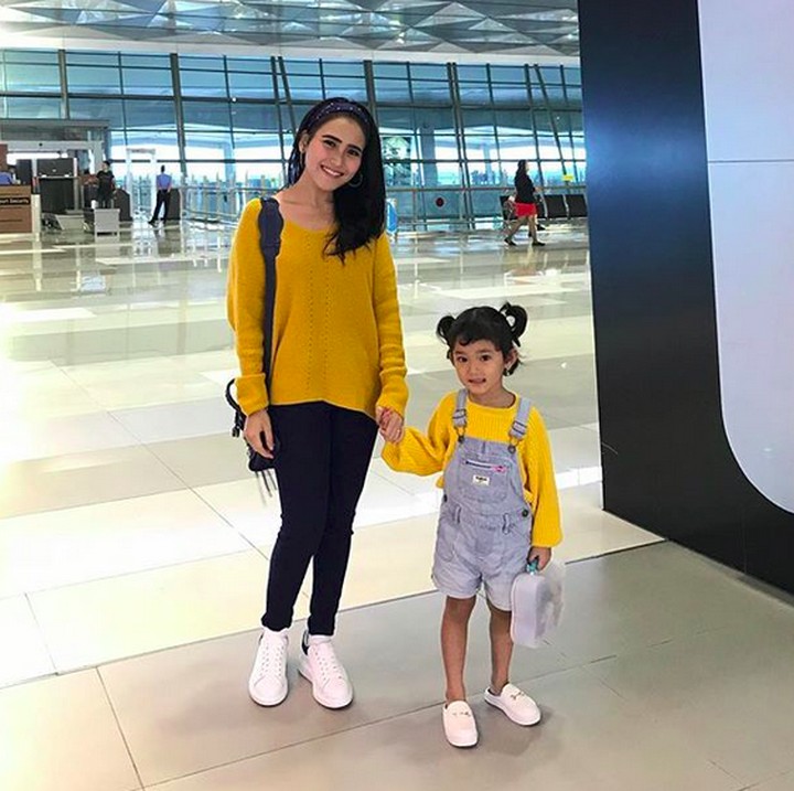 <p>Kompakan pakai busana kuning dan sneaker putih nih. (Foto: Instagram/ @ayutingting92)</p>