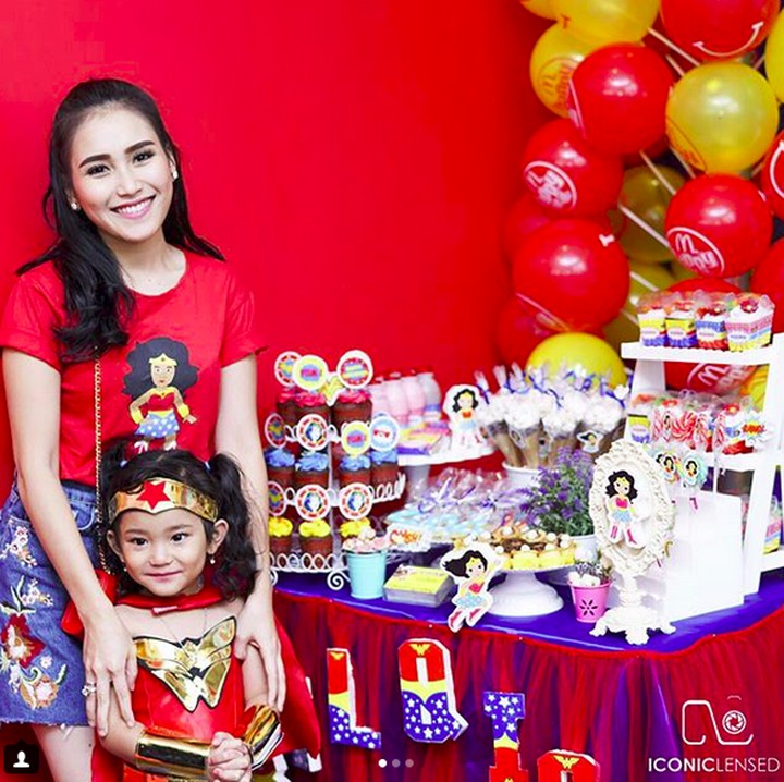 <p>Kembaran pakai baju bernuansa Wonder Woman di acara ultahnya Bilqis. (Foto: Instagram/ @ayutingting92)</p>