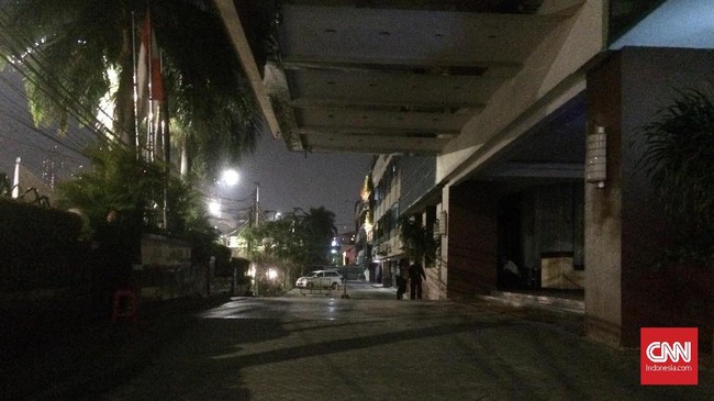 Lampu di lobi Hotel Alexis dipadamkan, tak ada aktivitas di tempat hiburan itu. Hanya ada sejumlah petugas keamanan berjaga-jaga usai operasional hotel ditutup.