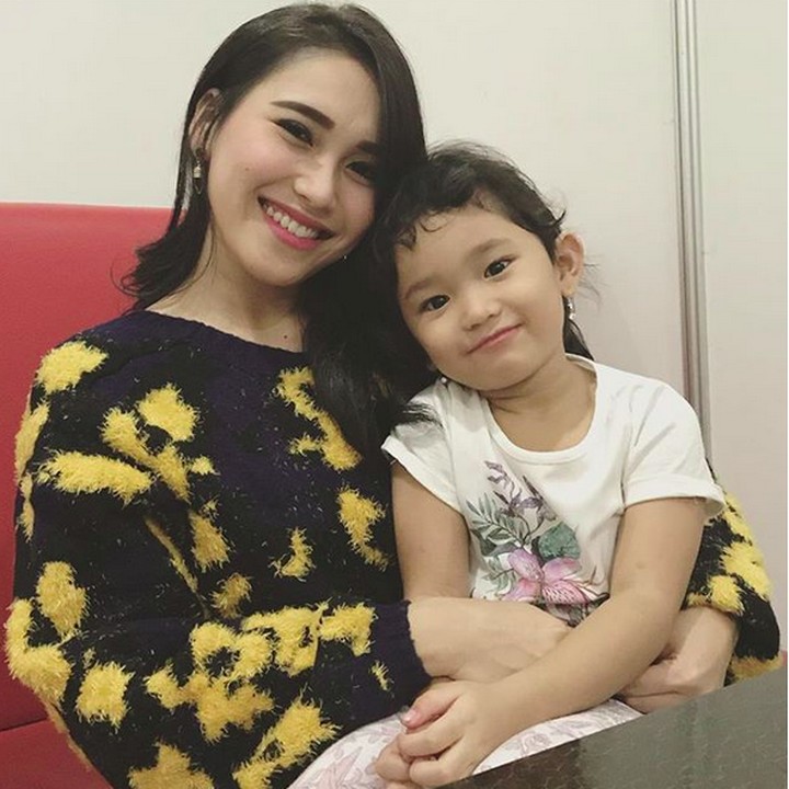 <p>Bilqis mirip sama bundanya kan, Bun? (Foto: Instagram/ @ayutingting92)</p>