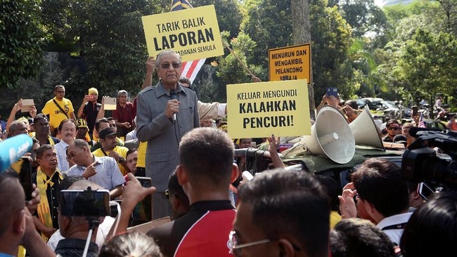 Ratusan warga Malaysia turun ke jalan untuk memprotes usulan PM Najib Razak untuk mengubah aturan pemilu yang membuat partai berkuasa dapat menang dengan mudah.