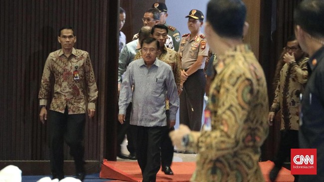 Federasi Serikat Pekerja Singaperbangsa dan Perkumpulan Rakyat Proletar menilai pasal soal masa jabatan presiden dan wapres tersebut multitafsir.