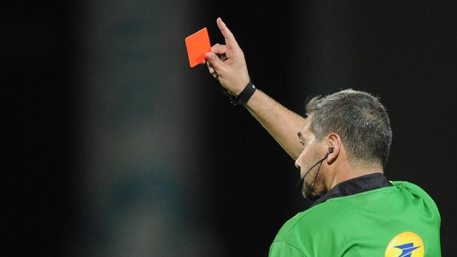 FA menghukum wasit Inggris, David McNamara gara-gara meninggalkan koin undian di ruang ganti pada laga Liga Super Wanita Inggris, 26 Oktober.