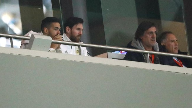 Lionel Messi tidak bermain saat timnas Argentina dipermalukan Spanyol meski kapten tim Tango itu sudah sempat menjalani latihan.