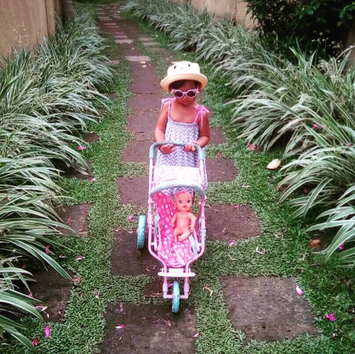 <p>Bu Kina, itu anaknya mau diajak ke mana? Kok belum dipakein baju? He-he-he. (Foto: Instagram/happysalma)</p>