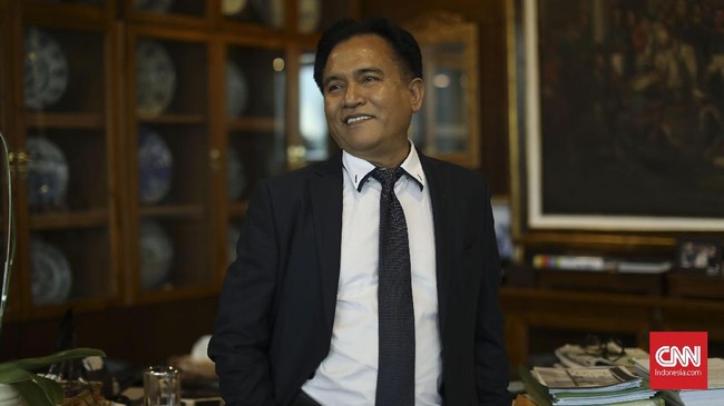 Yusril Ihza Mahendra yang juga diketahui sebagai Ketua Umum Partai Bulan Bintang itu mengaku dirinya menjadi kuasa hukum Jokowi-Ma'ruf tanpa dibayar.