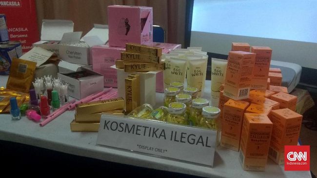 Badan Pengawasan Obat dan Makanan (BPOM) menyita produk kosmetik ilegal di Indonesia dengan nilai total mencapai Rp136 miliar sepanjang 2018.
