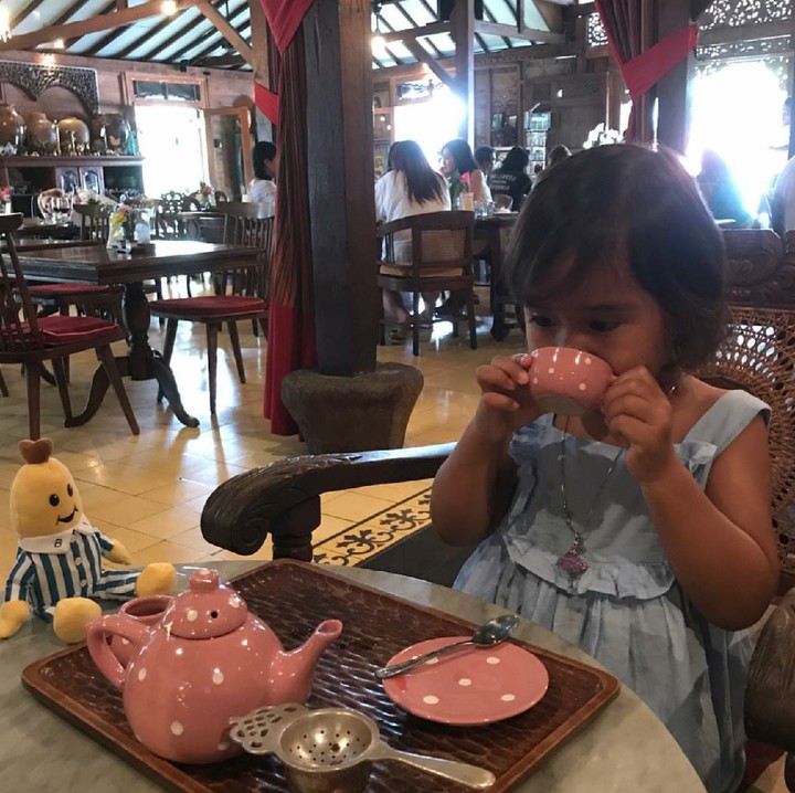 <p>Begini gaya Kina saat sedang serius minum teh. (Foto: Instagram/happysalma)</p>
