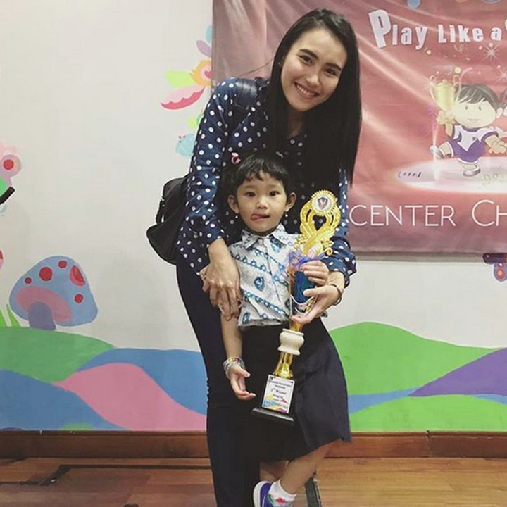 <p>Saat Bunda Ayu menemani Bilqis di acara sekolahnya. (Foto: Instagram/ @ayutingting92)</p>