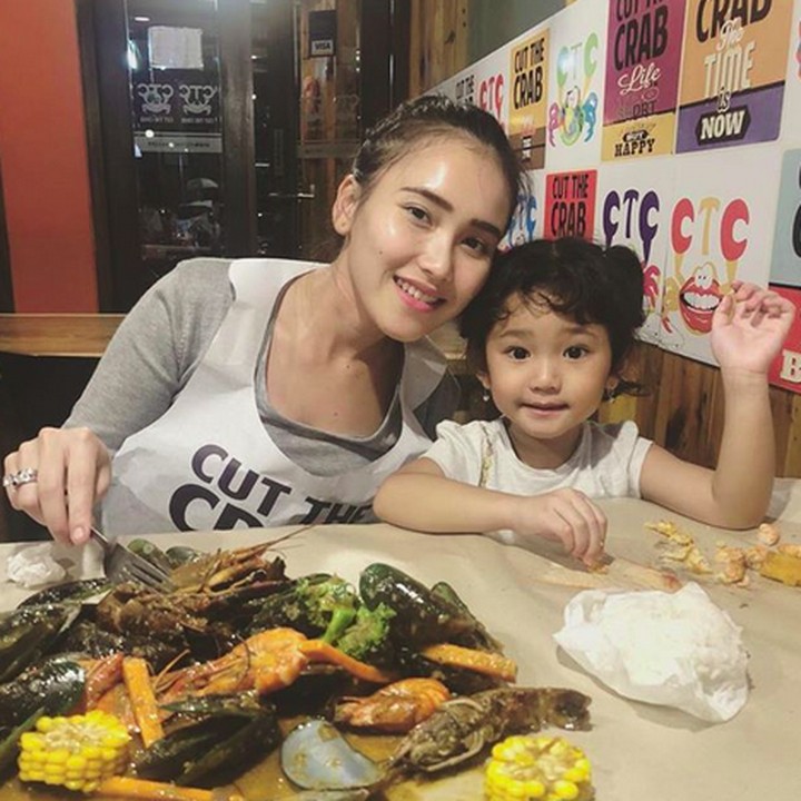 <p>Nyam! Beginilah kekompakan ibu dan anak yang satu ini saat makan seafood. (Foto: Instagram/ @ayutingting92)</p>