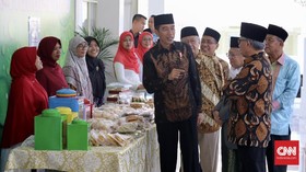 Jokowi Borong Dagangan Nasabah Bank Wakaf di Istana Negara