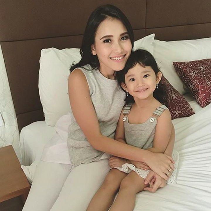 <p>Sehat-sehat terus ya si gadis cilik dan bundanya! (Foto: Instagram/ @ayutingting92)</p>