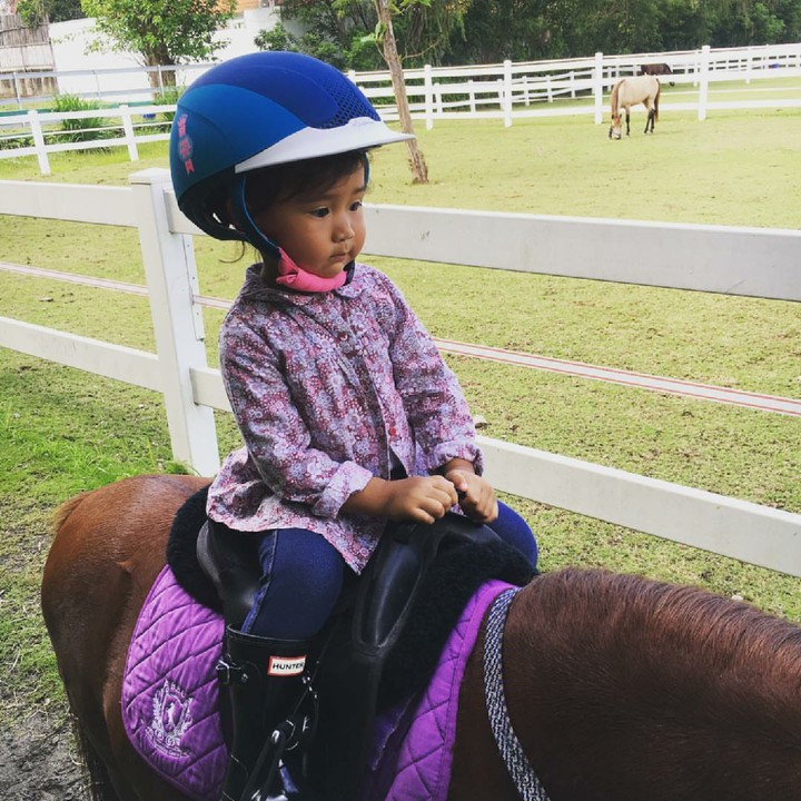 <p>Ada yang deg-degan nih naik kuda. (Foto: Instagram/happysalma)</p>