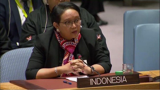 Retno Marsudi dianggap kurang bisa mengembangkan politik luar negeri Indonesia yang dinilai terlampau santun dan mudah terbawa arus.