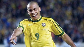 4 Pesepakbola yang Terpaksa Pipis di Tengah Pertandingan