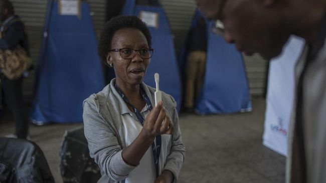 Afrika Selatan memanfaatkan mesin obat dan alat periksa mandiri untuk mengatasi penyebaran dan pengobatan penyakit HIV secara lebih efektif.