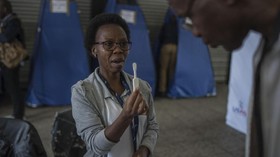 Afrika Selatan Beri Alat Periksa Mandiri untuk Atasi HIV