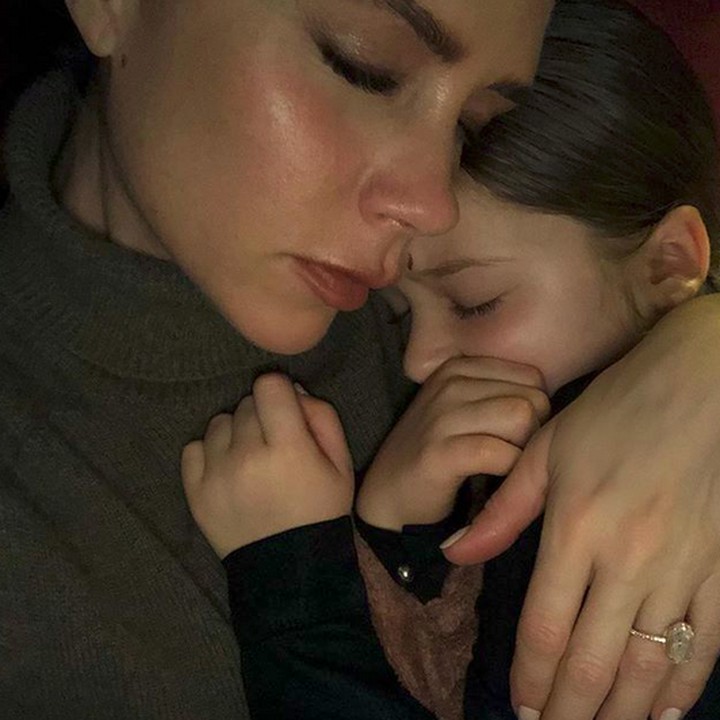 <p>Tuh lihat deh, Bun, Harper kelihatan tenang dan tentram banget ya dipeluk Bunda Victoria kayak gini. (Foto: Instagram/ @victoriabeckham)  </p>