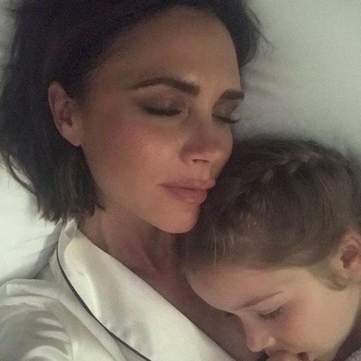 <p>Begini ketika Victoria menyempatkan tidur siang bersama si kecil Harper di sela-sela kesibukannya. (Foto: Instagram/ @victoriabeckham)  </p>