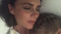<p>Begini ketika Victoria menyempatkan tidur siang bersama si kecil Harper di sela-sela kesibukannya. (Foto: Instagram/ @victoriabeckham)  </p>