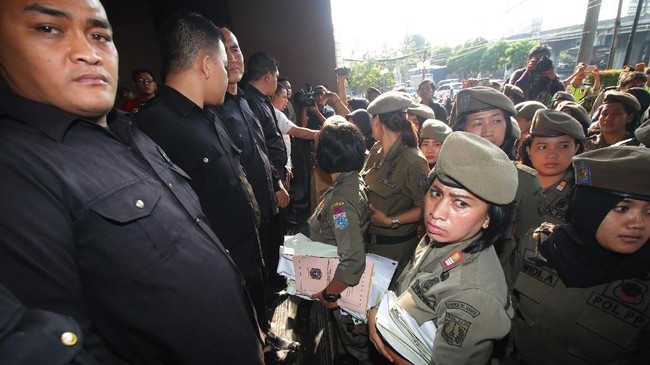 Malam ini dan besok, Satpol PP menggelar razia tempat hiburan di daerah Blok M, Pondok Indah dan tempat lain, kecuali hotel bintang empat dan kawasan komersial.