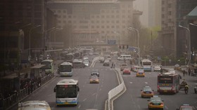 FOTO: China 'Tercekik' Menanti Badai Pasir Berlalu