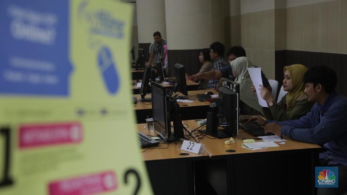 Direktur Jenderal (Dirjen) Pajak Robert Pakpahan melakukan kunjungan ke KPP WP Radjiman Widyodiningrat, Jakarta, Kamis (29/3). Direktorat Jenderal Pajak terus melakukan soslisasi kepada masyarakat untuk segera melapor SPT pajak tahunan sebelum batas waktu berakhir pada 31 Maret 2018. (CNBC Indonesia/Muhammad Sabki)