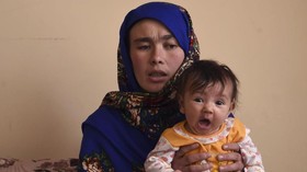 Foto Ibu Gendong Bayi saat Ujian di Afghanistan Jadi Viral