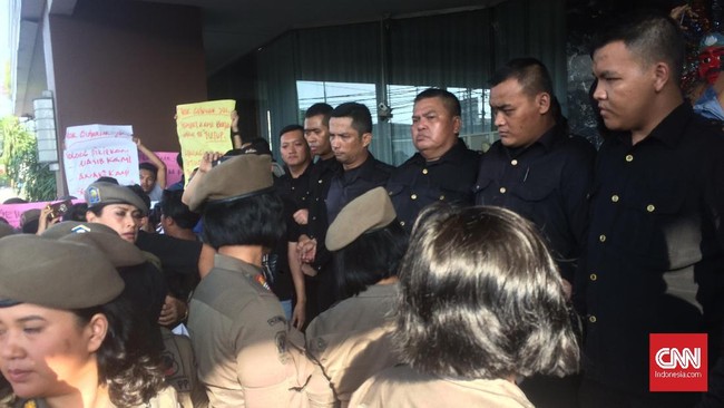 Kericuhan terjadi dalam proses penutupan tempat hiburan Alexis oleh Patugas Satuan Polisi Pamong Praja.