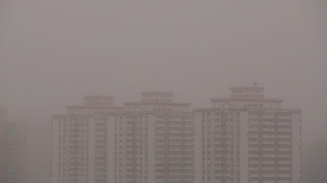 FOTO: China 'Tercekik' Menanti Badai Pasir Berlalu