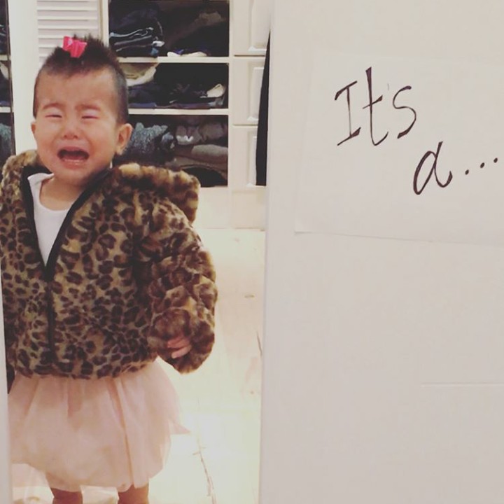 <p>Kalau yang ini ceritanya lain, Bun. Jadi sang kakak yang laki-laki didandani seperti anak perempuan karena calon adiknya perempuan. Namun, gagal karena kakaknya nggak mau dipakaikan baju perempuan. (Foto: Instagram @hannah1ch0)</p>