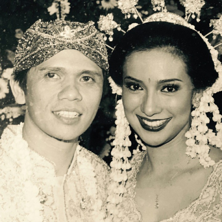 Ini Shahnaz dan suami ketika menikah, kayaknya nggak ada yang berubah ya, Bun, sampai sekarang. (Foto: Instagram/shahnaz.haque)