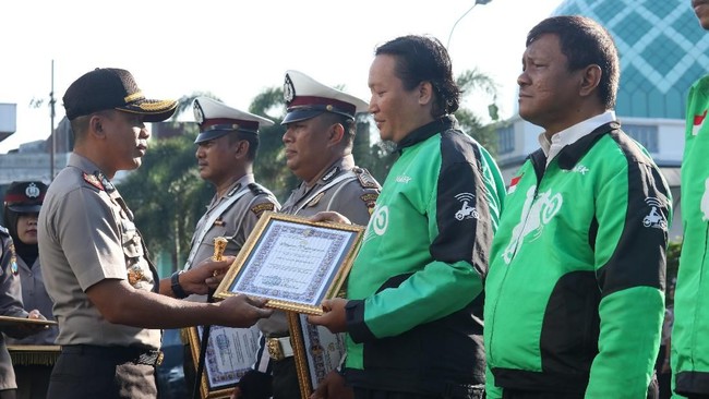 Tanpa memandang siapa korban penjambretan, tiga pengemudi ojek online di Surabaya membantu menangkap pelaku meski harus mempertaruhkan keselamatan.