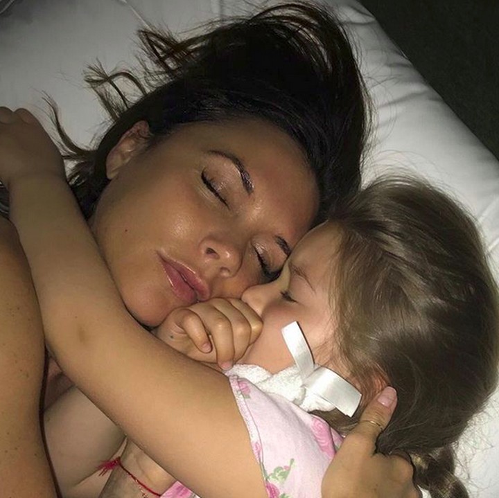 <p>Hangatnya pelukan seorang ibu nggak akan pernah tergantikan. Ya kan? (Foto: Instagram/ @victoriabeckham)  </p>