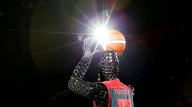 FOTO: CUE, 'Atlet' Penerus Shaquille O'Neal